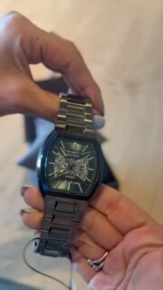 🔥🔥BULOVA🔥🔥
Diseño que no necesita llamar la atención para hacerse notar. 🖤
Este Bulova combina una caja y brazalete en tono negro, una esfera esqueletada que deja al descubierto parte de su mecanismo automático y detalles que le dan una presencia única.
✨ Movimiento automático
🖤 Diseño totalmente negro
⚙️ Esfera esqueletada
🔩 Brazalete de acero
💎 Un estilo moderno, elegante y diferente
Un reloj pensado para quienes buscan algo más que la hora: una pieza que se destaque por su personalidad y su ingeniería.
Bulova 98A321 — precisión, diseño y carácter en una sola pieza.
📍 Disponible en Relojes Mendoza
📲 Consultanos por disponibilidad y precio.